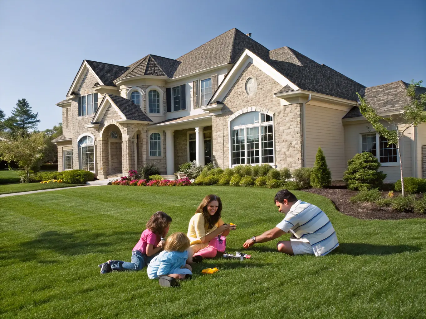 A family enjoying their financial security, with a backdrop of a modern Mexican home, symbolizing the benefits of effective wealth management.